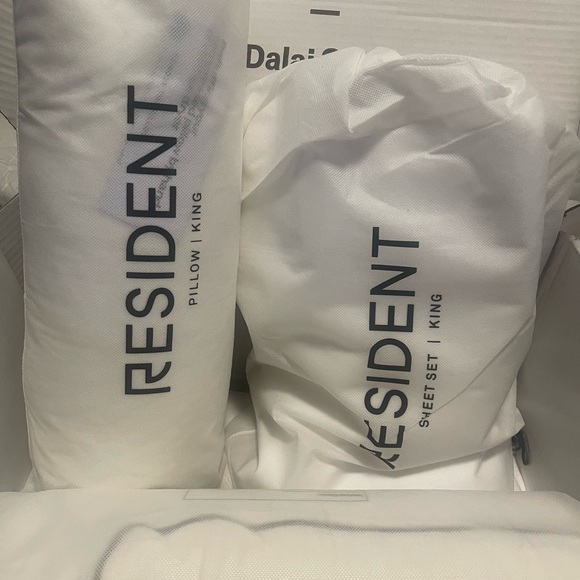 White King Cal King Queen and Twin Size Pillow and Sheet Set